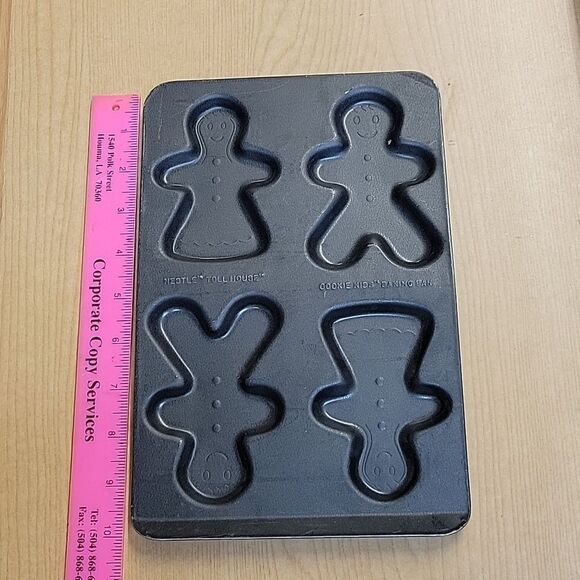 Vtg. Gingerbread baker's bundle: Cookie pans, cookie cutters, figures, 2 plates - Picture 11 of 13